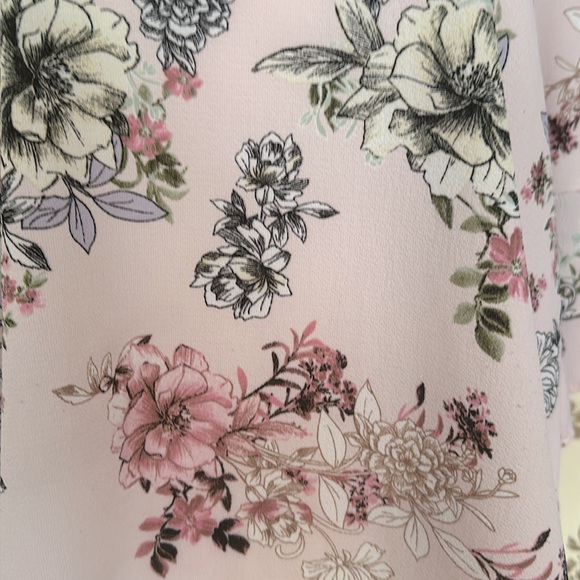 Urban Romantics Pink Blush Floral Flowy Blouse M Tiered Bell Sleeves Keyhole - Picture 7 of 9